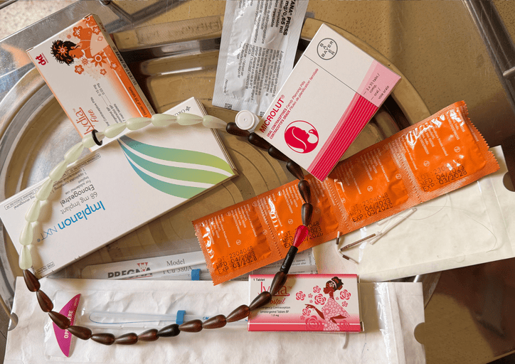 Medizinische Verpackungen und braun weisse Halskette auf Glas, orange Akzent