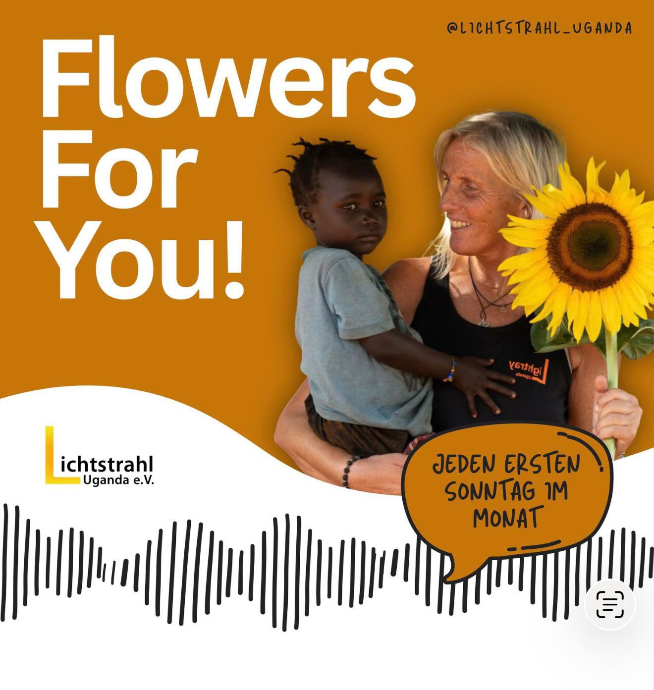 Laechelnde blonde Frau haelt ein Kind und eine Sonnenblume vor orangem Hintergrund