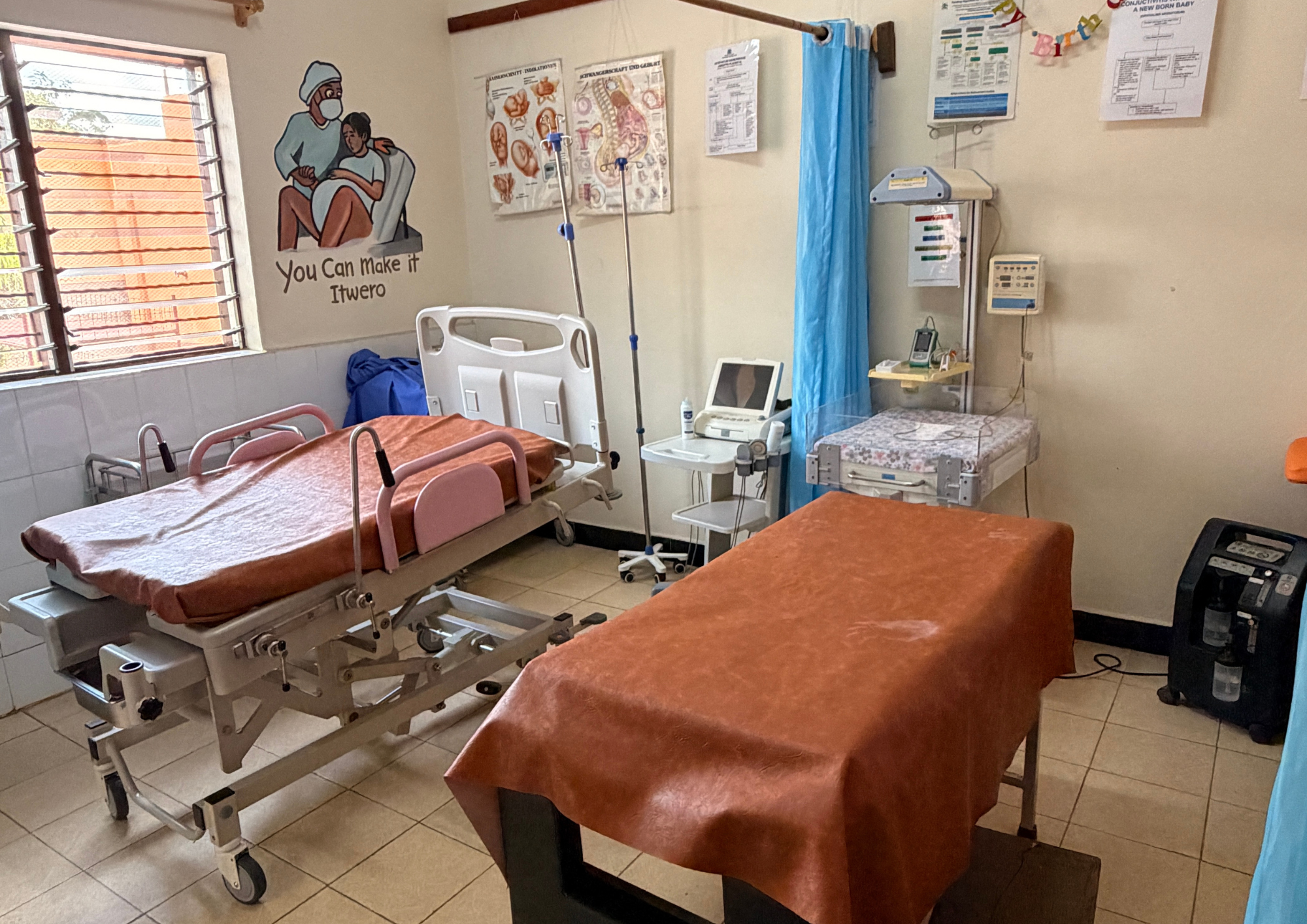 Geburtsraum einer Klinik mit zwei Betten und aufmunterndem Wandbild